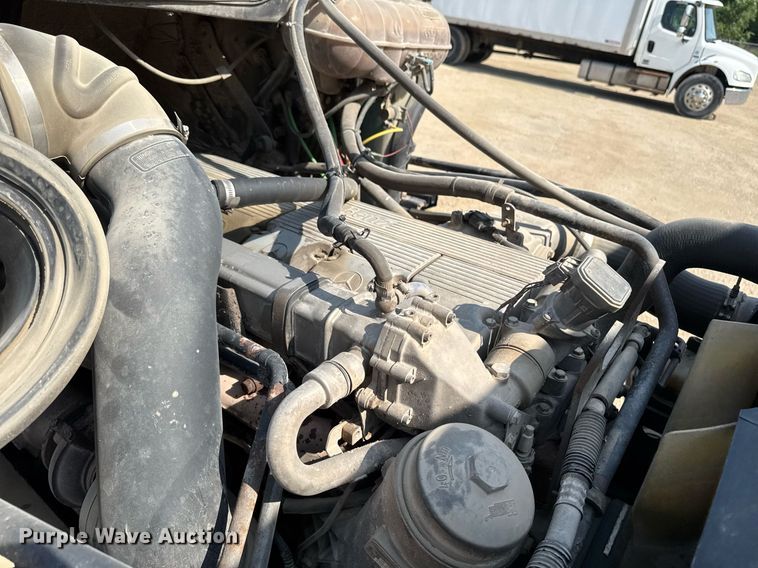 image for item DV2736 2005 Freightliner Columbia semi truck