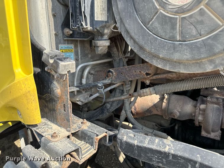 image for item DV2736 2005 Freightliner Columbia semi truck