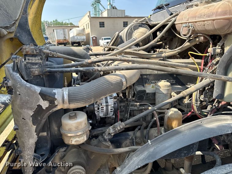 image for item DV2736 2005 Freightliner Columbia semi truck