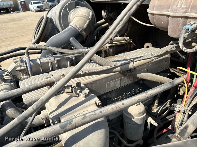 image for item DV2736 2005 Freightliner Columbia semi truck