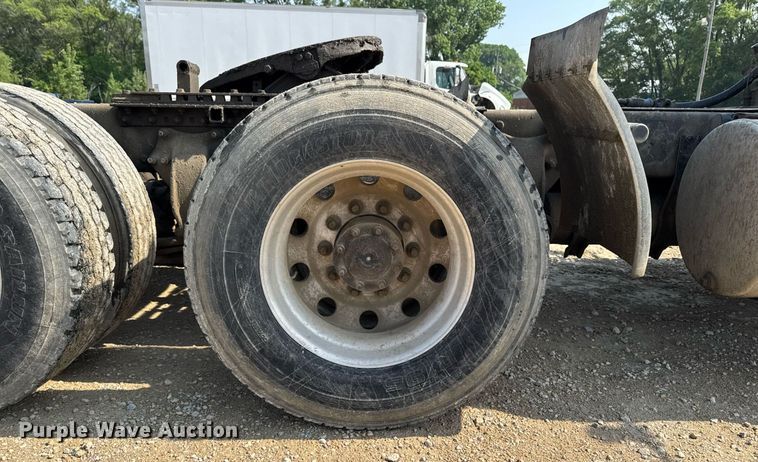 image for item DV2736 2005 Freightliner Columbia semi truck