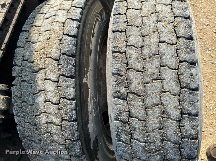 image for item DV2736 2005 Freightliner Columbia semi truck