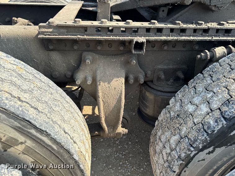 image for item DV2736 2005 Freightliner Columbia semi truck