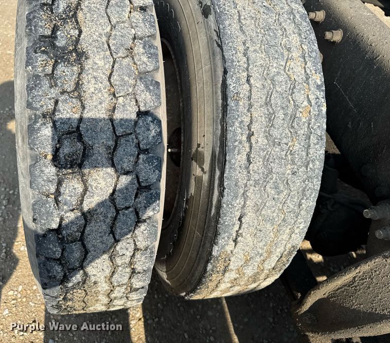 image for item DV2736 2005 Freightliner Columbia semi truck