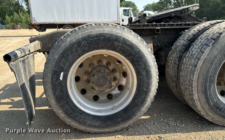 image for item DV2736 2005 Freightliner Columbia semi truck