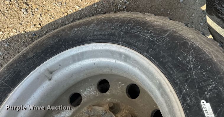 image for item DV2736 2005 Freightliner Columbia semi truck