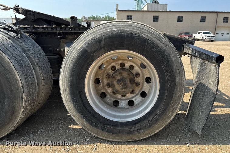 image for item DV2736 2005 Freightliner Columbia semi truck