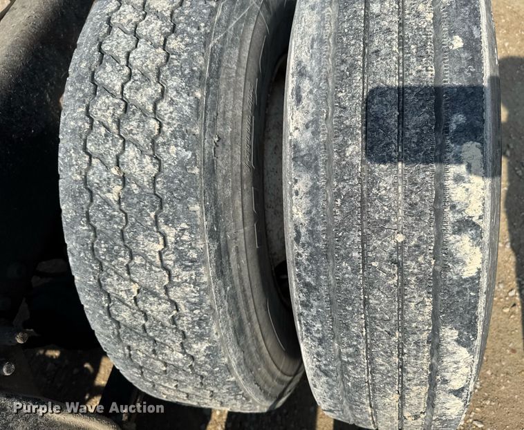 image for item DV2736 2005 Freightliner Columbia semi truck