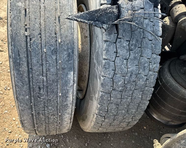 image for item DV2736 2005 Freightliner Columbia semi truck