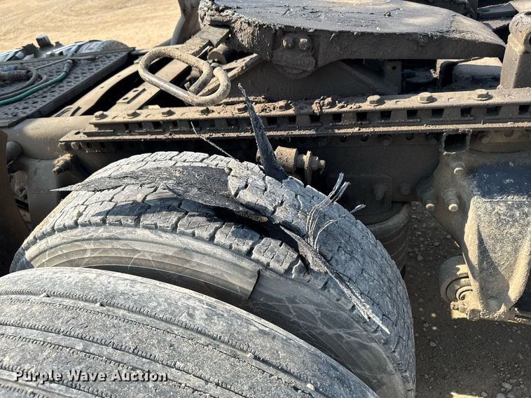 image for item DV2736 2005 Freightliner Columbia semi truck