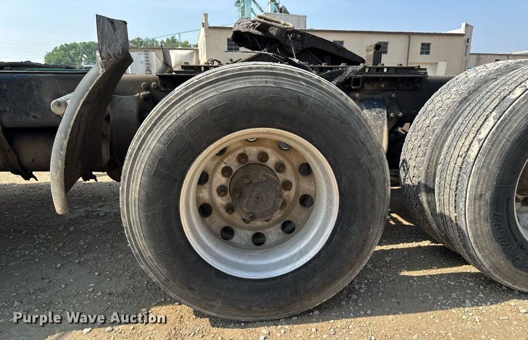 image for item DV2736 2005 Freightliner Columbia semi truck