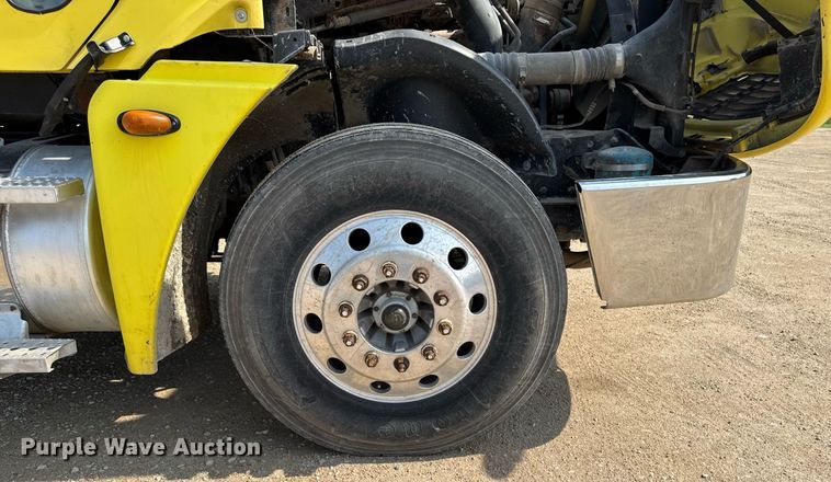 image for item DV2736 2005 Freightliner Columbia semi truck