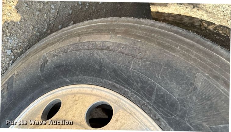 image for item DV2736 2005 Freightliner Columbia semi truck