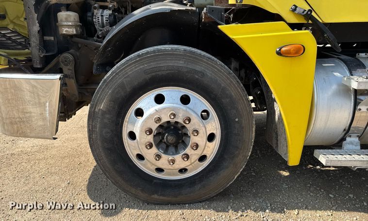 image for item DV2736 2005 Freightliner Columbia semi truck