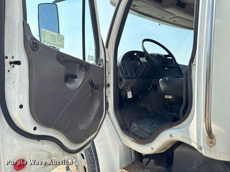 image for item DV2737 2008 Freightliner Business Class M2 box truck