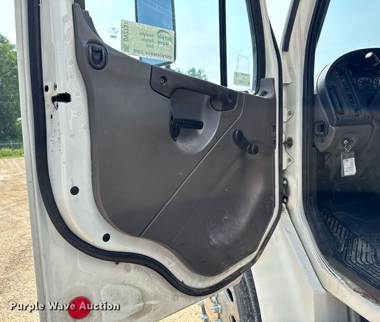 image for item DV2737 2008 Freightliner Business Class M2 box truck