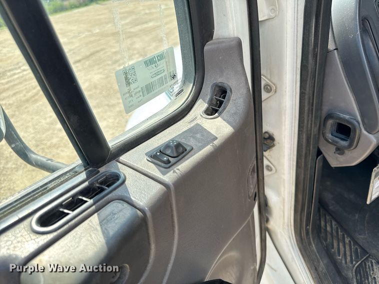 image for item DV2737 2008 Freightliner Business Class M2 box truck