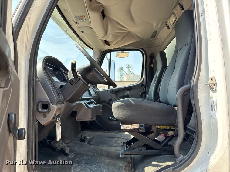 image for item DV2737 2008 Freightliner Business Class M2 box truck