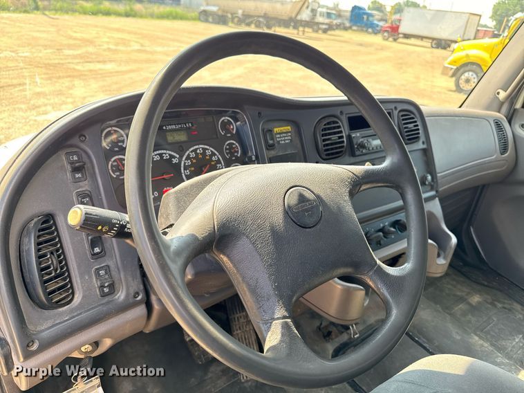 image for item DV2737 2008 Freightliner Business Class M2 box truck