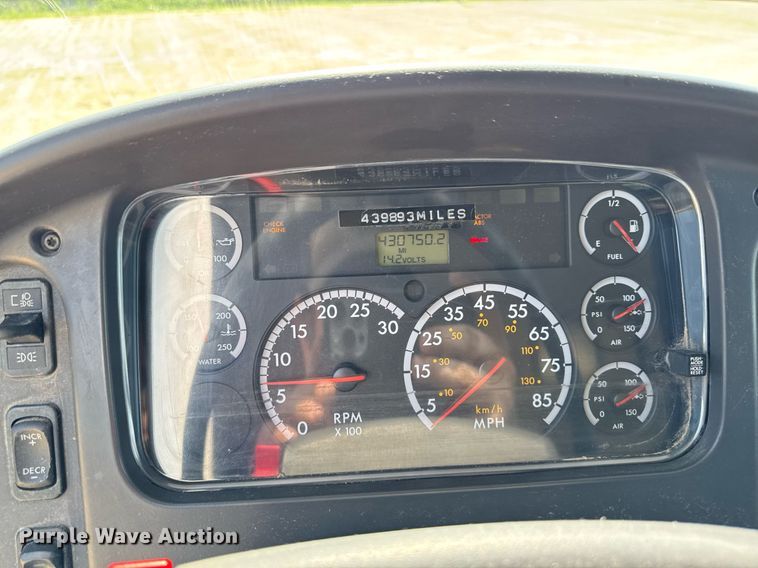 image for item DV2737 2008 Freightliner Business Class M2 box truck