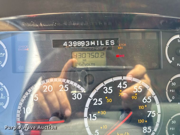 image for item DV2737 2008 Freightliner Business Class M2 box truck