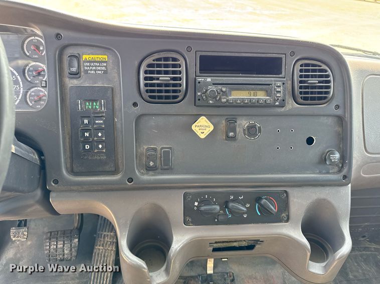 image for item DV2737 2008 Freightliner Business Class M2 box truck