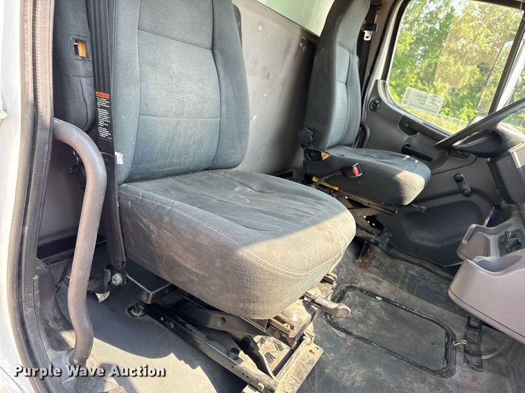 image for item DV2737 2008 Freightliner Business Class M2 box truck