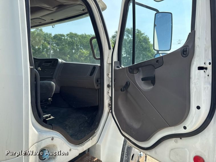 image for item DV2737 2008 Freightliner Business Class M2 box truck