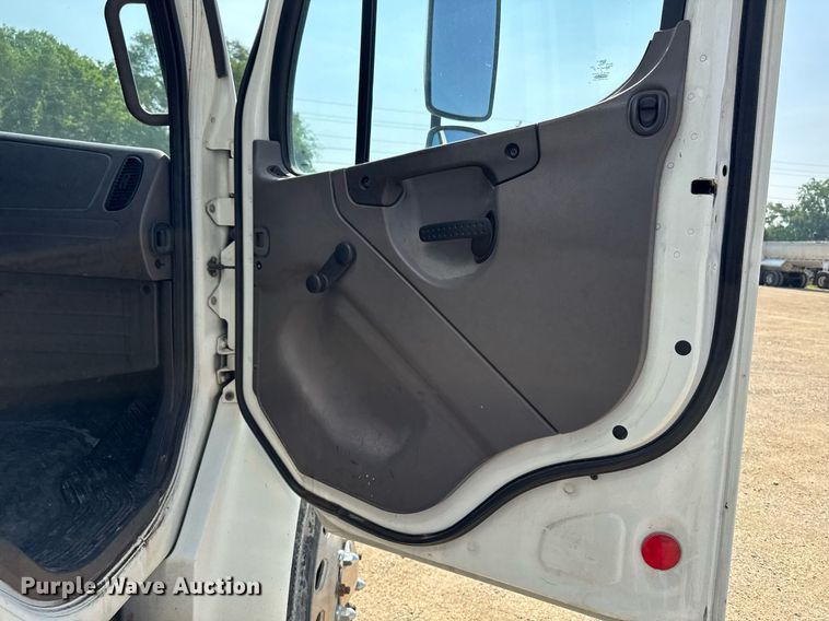 image for item DV2737 2008 Freightliner Business Class M2 box truck