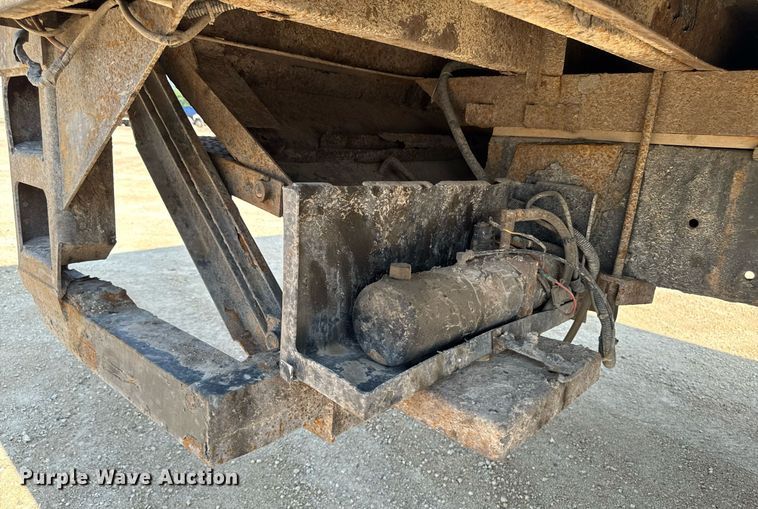 image for item DV2738 2000 Freightliner FL70 box truck