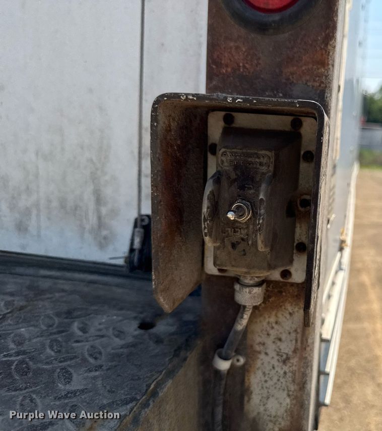 image for item DV2738 2000 Freightliner FL70 box truck