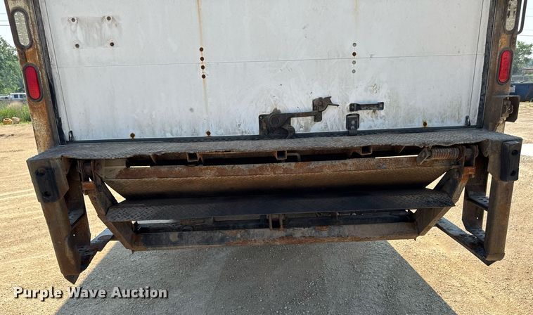 image for item DV2738 2000 Freightliner FL70 box truck