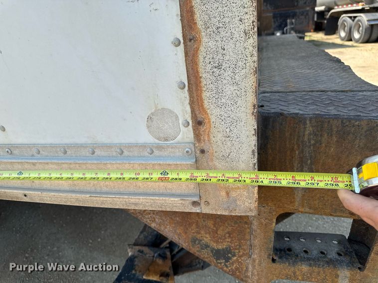 image for item DV2738 2000 Freightliner FL70 box truck