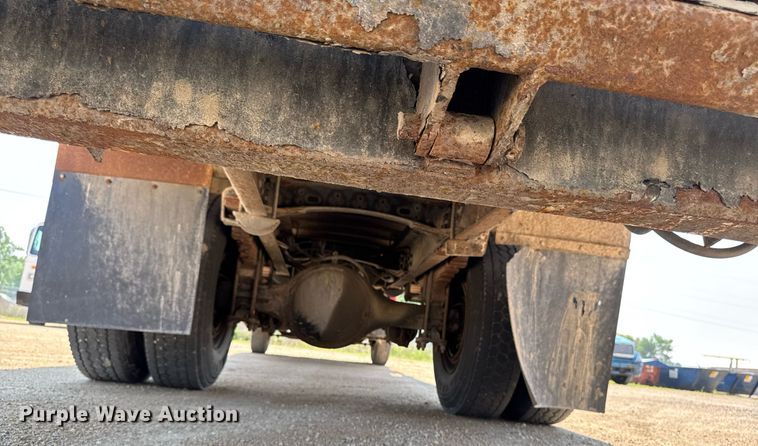 image for item DV2738 2000 Freightliner FL70 box truck