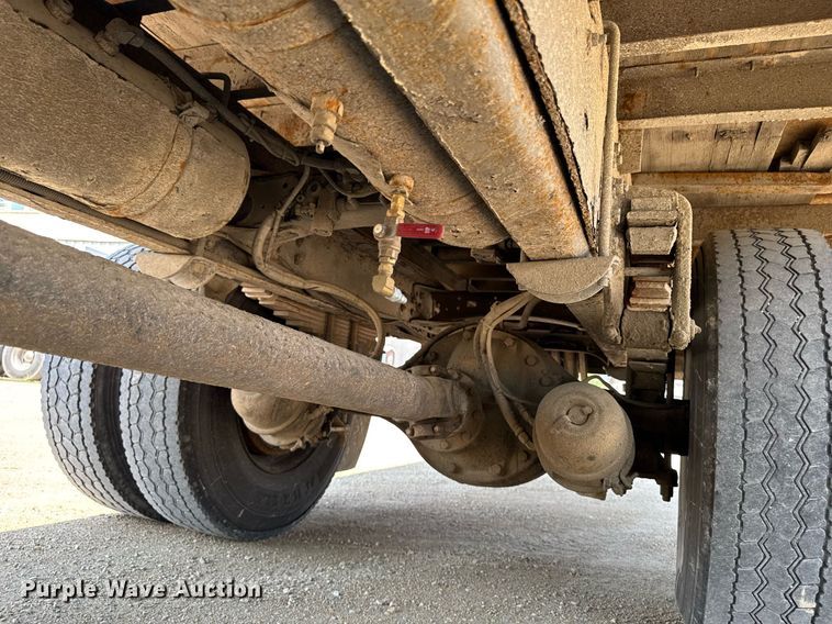 image for item DV2738 2000 Freightliner FL70 box truck