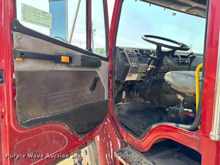 image for item DV2738 2000 Freightliner FL70 box truck