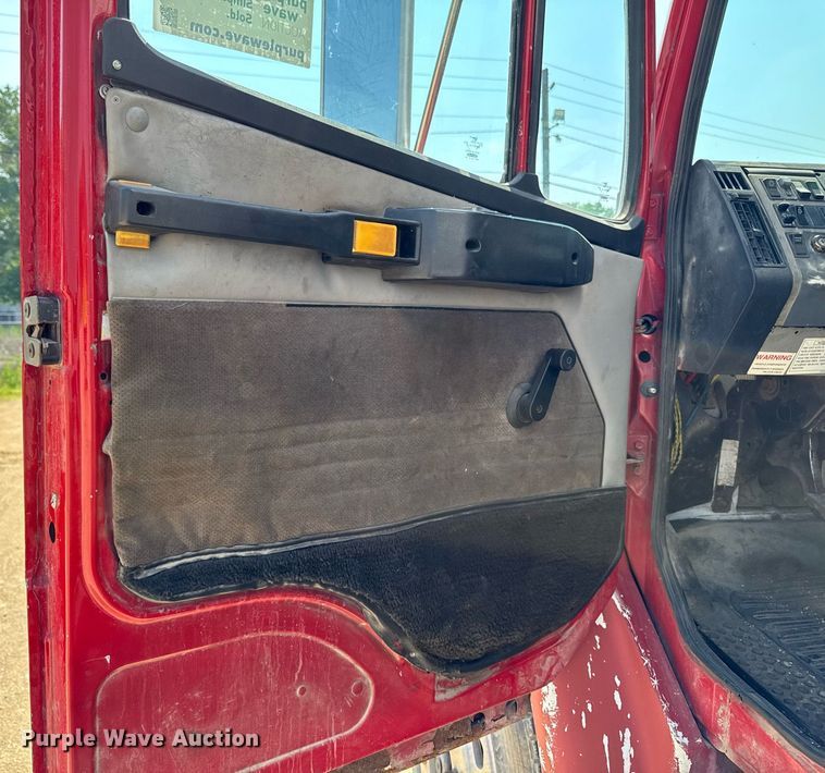 image for item DV2738 2000 Freightliner FL70 box truck