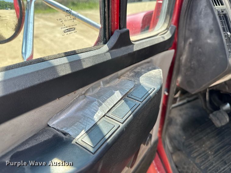 image for item DV2738 2000 Freightliner FL70 box truck