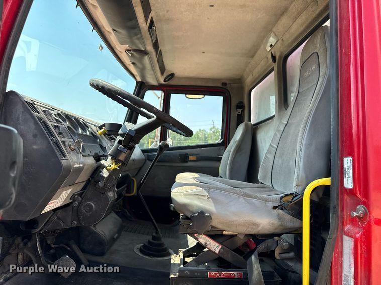 image for item DV2738 2000 Freightliner FL70 box truck