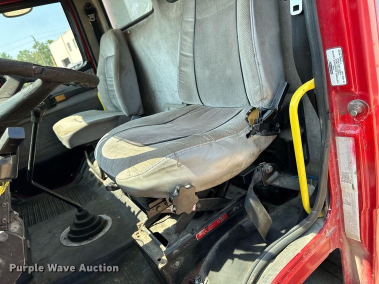 image for item DV2738 2000 Freightliner FL70 box truck