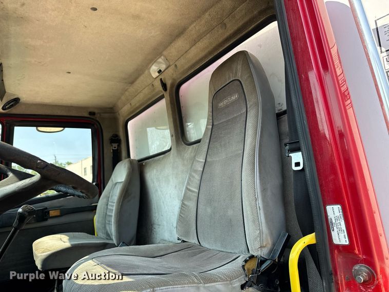 image for item DV2738 2000 Freightliner FL70 box truck