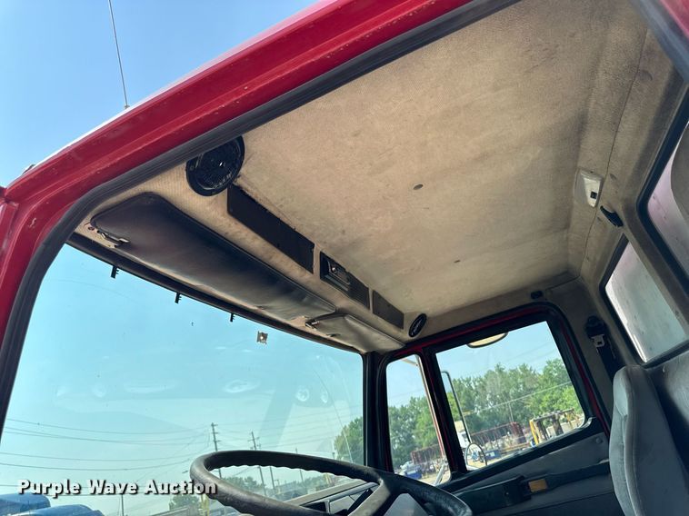 image for item DV2738 2000 Freightliner FL70 box truck