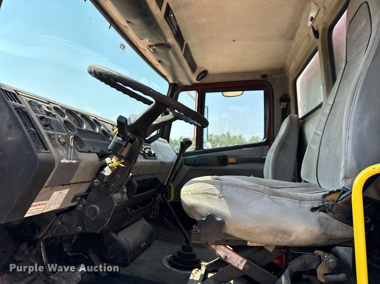 image for item DV2738 2000 Freightliner FL70 box truck