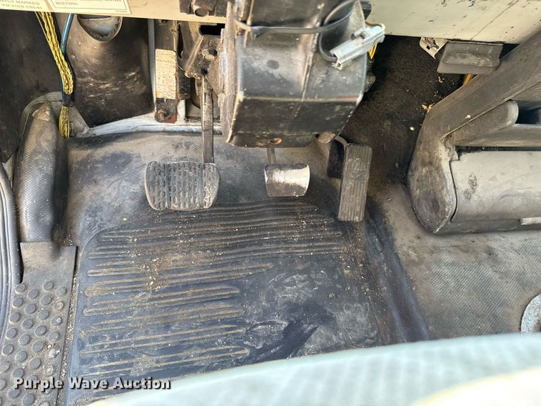 image for item DV2738 2000 Freightliner FL70 box truck