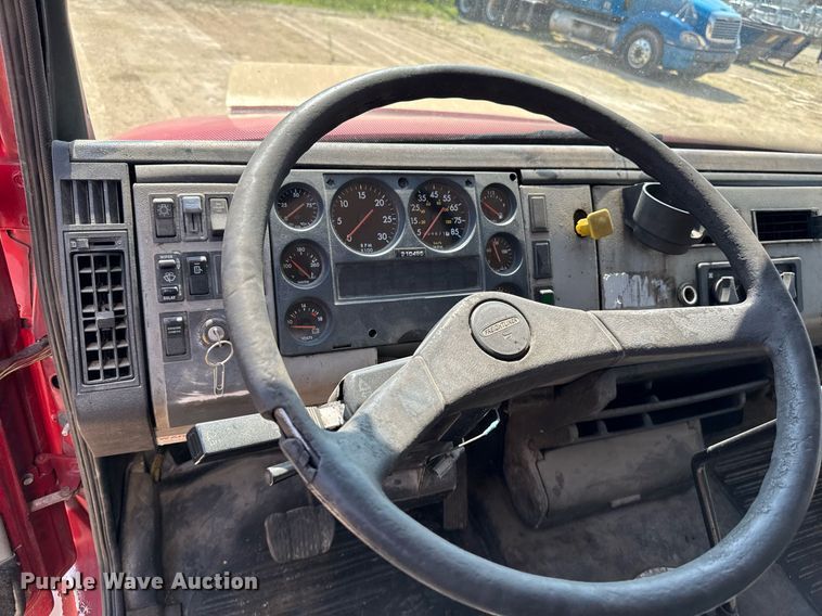 image for item DV2738 2000 Freightliner FL70 box truck