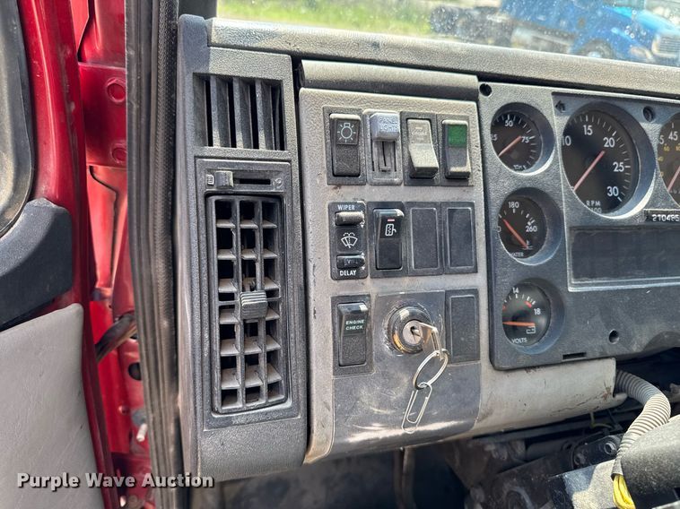 image for item DV2738 2000 Freightliner FL70 box truck