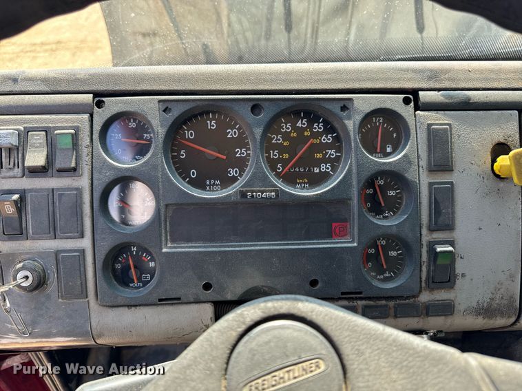 image for item DV2738 2000 Freightliner FL70 box truck