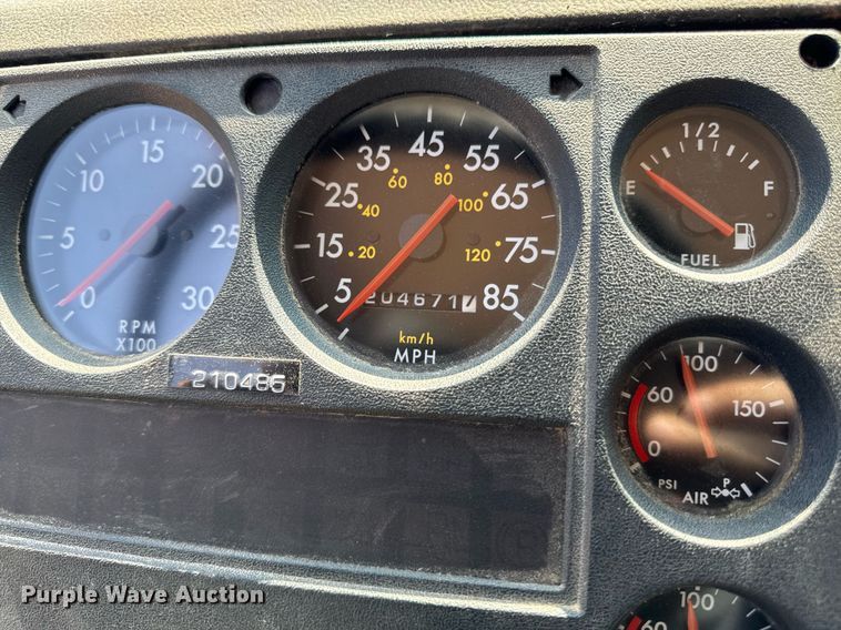 image for item DV2738 2000 Freightliner FL70 box truck