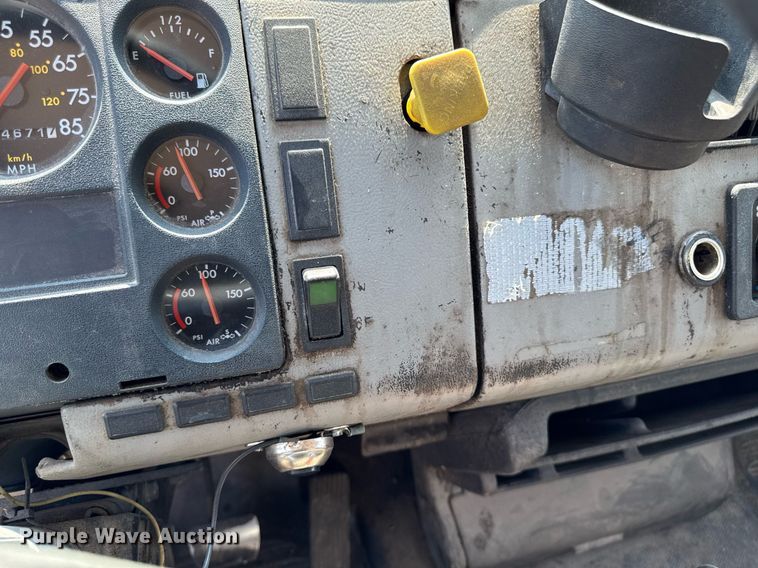 image for item DV2738 2000 Freightliner FL70 box truck