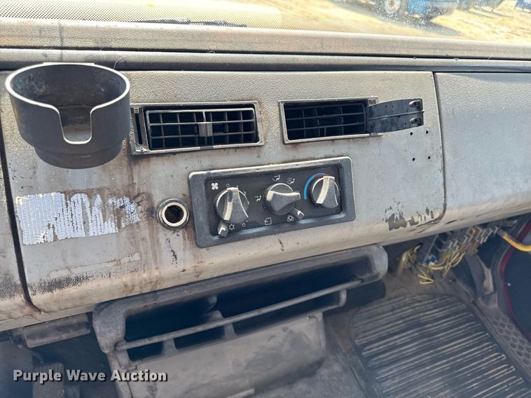 image for item DV2738 2000 Freightliner FL70 box truck